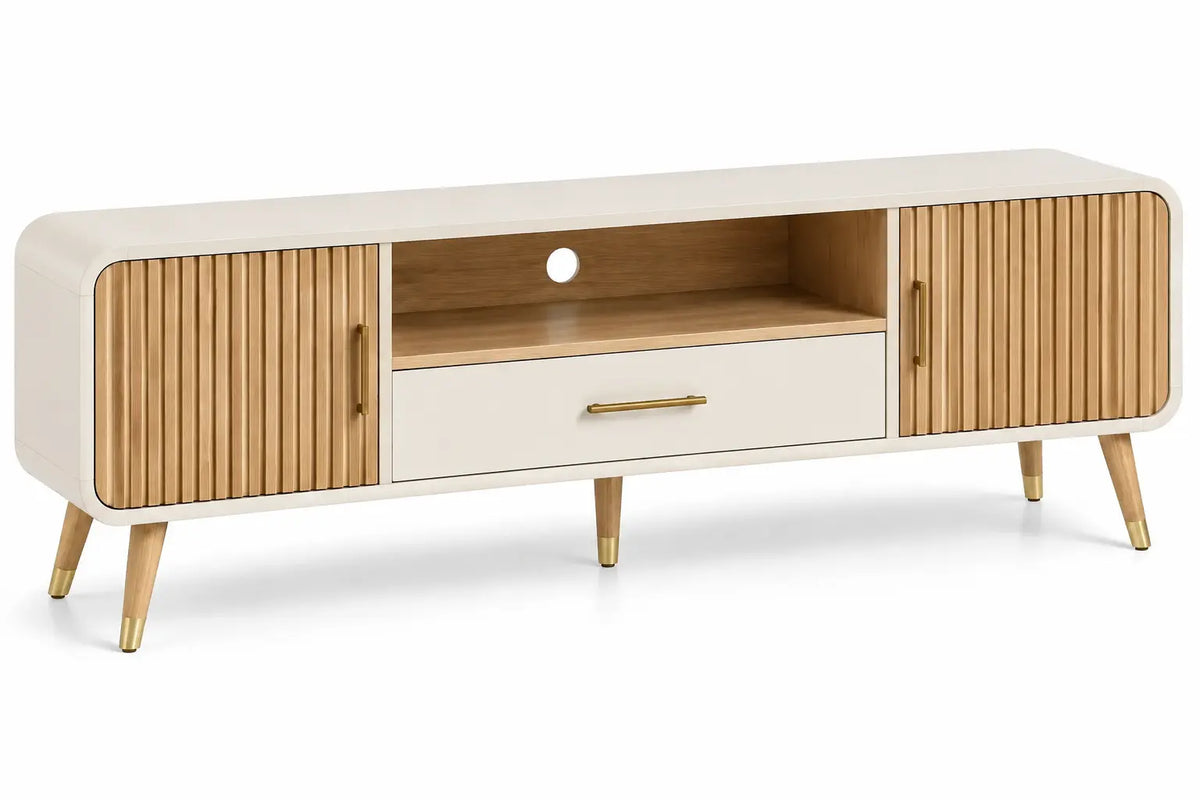 Mueble bajo para televisión con detalles de líneas verticales y estantes, blanco y marrón