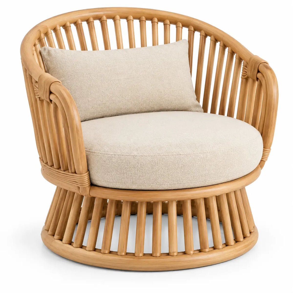 Sillón tapizado de líneas curvas con detalles de líneas verticales, beige y marrón